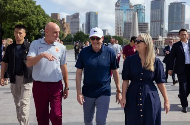 澳洲總理抵達(dá)中國(guó), 與未婚妻在上海外灘散步! 車隊(duì)氣場(chǎng)超強(qiáng), 在澳洲都沒這待遇